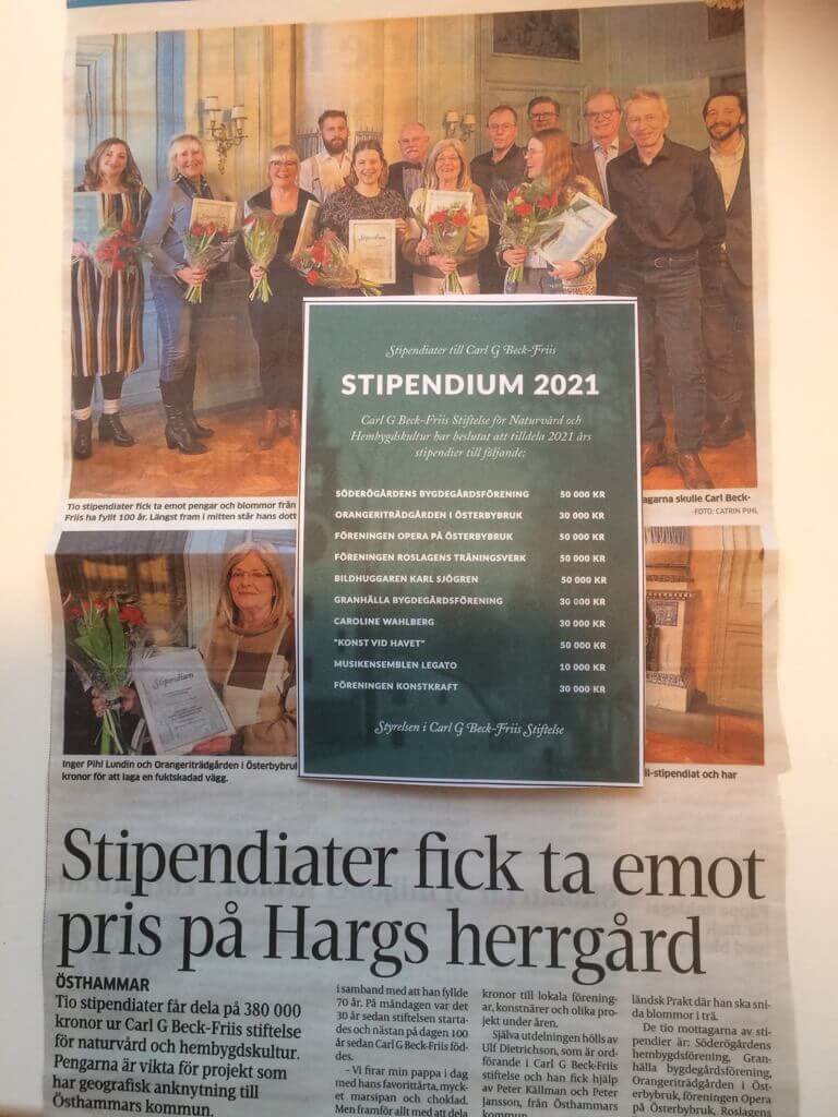 Bild på tidning som har artikelnamnet "Stipendiater fick ta emot pris på Hargs herggård". Tidningen visar bild på de som vunnit och hur mycket.