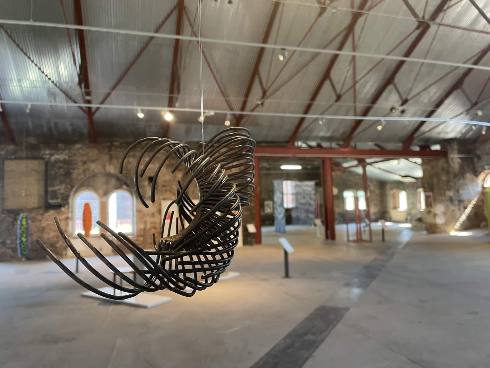 Fotografi av ett konstverk från Ånghammaren, år 2022. Skulptur gjord av pinnar i metall som man suttit ihop och böjt på olika sätt.