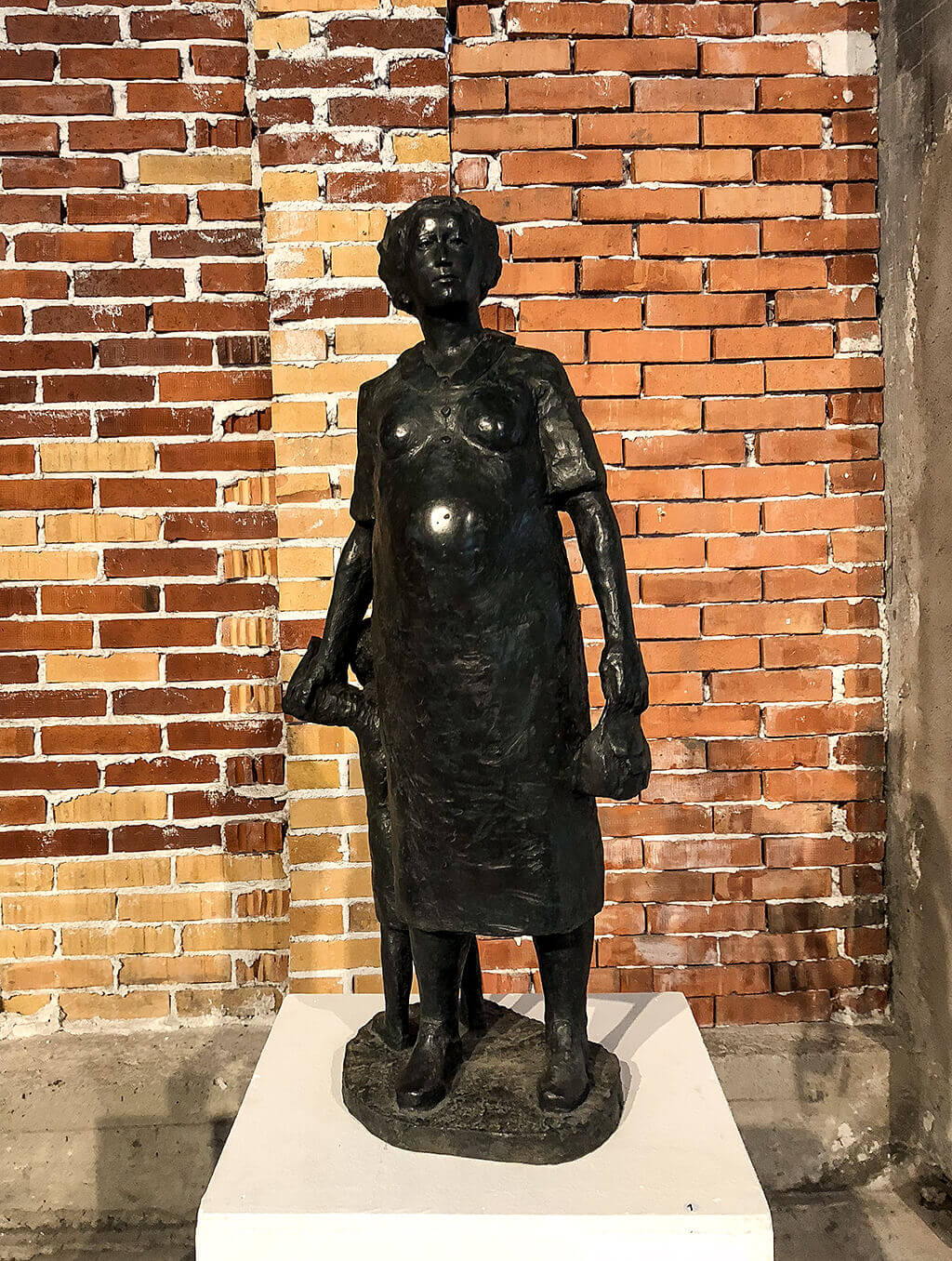 Fotografi från Ånghammaren 2018 på skulptur av en kvinna som håller i ett barn i handen. Skapad av Sam Wester.