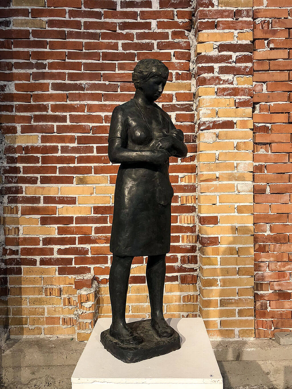 Fotografi från Ånghammaren 2018 på skulptur av en kvinna som håller i ett barn i sin famn. Skapad av Sam Wester.