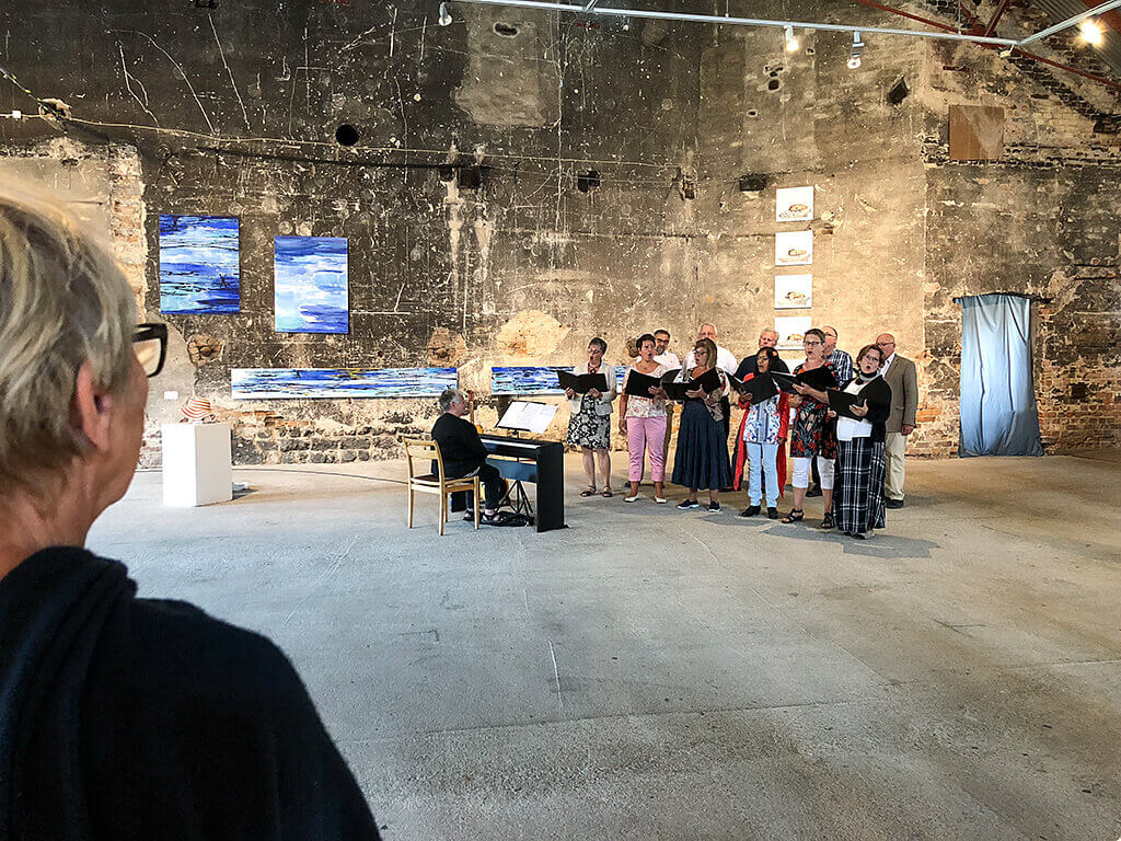 Fotografi på kör diagonal som sjunger på invigningen av Ånghammaren 2018
